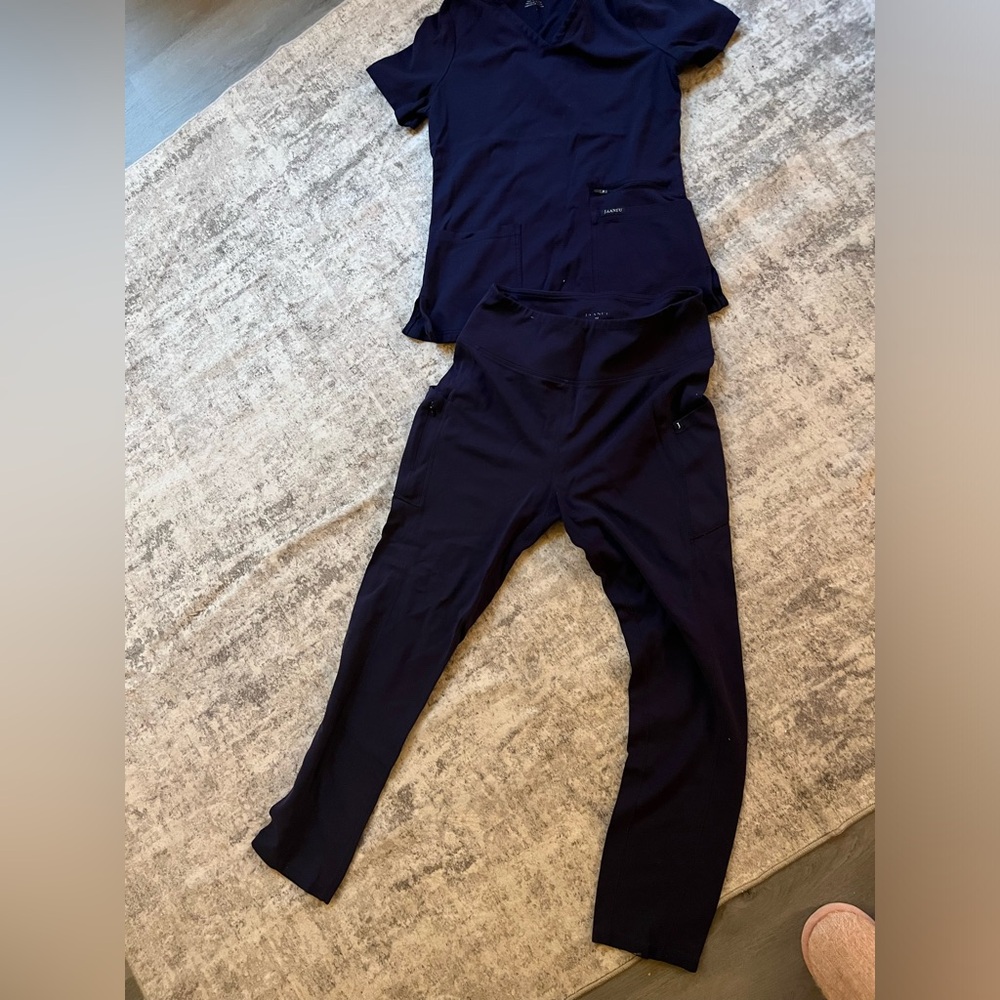 Jaanuu navy scrubs size medium